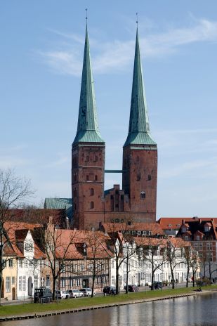 domzuluebeck.jpg