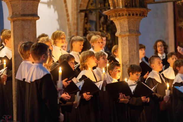 Knabenkantorei_mit_Kerze_4ba9b986f1.jpg