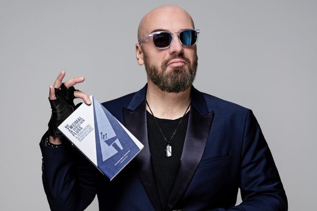 IStadelmann_liest-ho╠êcke_spitze-finger 2.jpeg