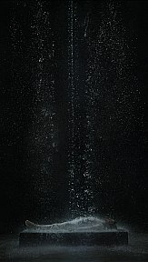 Bill Viola, Tristan’s Ascension (The Sound of a Mountain Under a Waterfall), 2005. Color High-Definition video projection. Performer: John Hay. © Kira Perov, courtesy of Bill Viola Studio - Bill Viola - Installationen