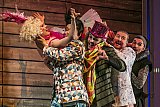 Emma McNairy (Zerbinetta),
Johan Hyunbong Choi (Harlekin),
Matthias Koziorowski (Brighella),
Taras Konoshchenko (Truffaldin),
Manuel Günther (Scaramuccio)
Foto: Jochen Quast - Ariadne auf Naxos - Theater Lübeck