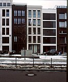 „Wirrnis in den Köpfen der Architekten?“ (Stimmann): Für Ensemble-Wirkung sorgen Vorgaben betreffs Breite und Höhe. Wie auf „innere Veranlassung“ ergehen sich die meisten Entwürfe in einem „gefühlten Berliner Klassizismus“. Dazwischen einige „Neo-Internationale“, nur wenige flippige Ausbrecher. - Berlin Kurstraße