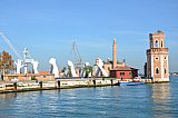 Riesenskulpturen am Hafenbecken des Arsenales - 58. Biennale Venedig 2019