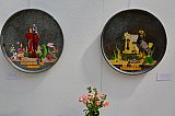 Alte Metalltabletts mit Collagen - Monika Callies „Kabinett der Träume“ in der Kunsttankstelle Lübeck