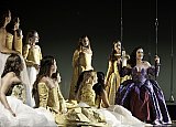 Marguerite de Valois, Daniela Bruera | Une Coryphée, Hanna Laackmann | Une Dame D'Honneur, Johanna Kahlcke | Damen des Opernchors - Die Hugenotten - Oper Kiel