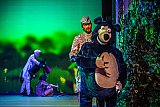 Milena Juhl (Bagheera), Nataliya Bogdanova (Mowgli), Christoph Schweizer (Baloo) - Giovanni Sollimas „Dschungelbuch“ als Comic-Oper im Theater Lübeck