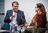 Thilo Gollan (Kulturwerft Gollan), Moderatorin Olivia Althaus-Apmann - Tagung der Hanse-Unternehmerinnen: Werte in Kultur, Wirtschaft und unserem täglichen Leben
