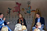 Prominent besetzte Gesprächsrunde: Grass-Haus-leiter Dr. Jörg-Philipp Thomsa, Cornelia Funke und Ministerpräsident Daniel Günther - Helme Heine "Es war einmal…" - Illustre Vernissage der neuen Ausstellung im Günter Grass-Haus