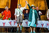 Edna Prochnik (Mrs. Herring), Frederick Jones (Albert Herring), Julia Grote (Florence Pike), Bea Robein (Lady Billows), Wolfgang Schwaninger (Mr. Upfold) - Benjamin Brittens „Albert Herring“ im Theater Lübeck