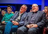 Konstantin Wecker sitzt mit einem Flüchtling und Lienhard Böhning am 14.10.2016 während der Preisverleihung des Erich-Mühsam-Preises in der Musik- und Kongresshalle in Lübeck.
Foto: Olaf Malzahn - Konstantin Wecker - Erich Mühsam Preis und Konzert