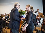 Rüdiger Peters übergibt einer Musikerin während des 7. Sinfoniekonzert in der MuK den Furtwängler-Preis.
Foto: Olaf Malzahn - Lübecker Philharmoniker April 2016