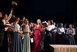 Mitte v.l.: Karen Leiber, Itziar Lesaka, Ensemble - Verdis „Otello“ in Schwerin
