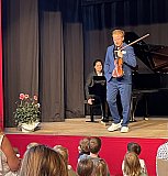 SHMF: 2023 Padddington Bär führt Daniel Hope nach Bad Schwartau