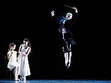 Balkiya Zhanburchinova (Julia), 
Taisia Muratore (Freundin), 
Shizuru Kato (Tanzlehrer) 

Foto: Olaf Struck - Romeo und Julia - Ballett
