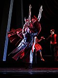 Edward James Gottschall (Tybalt), 
Marina Kadyrkulova (Balltänzerin), 
Ensemble 

Foto: Olaf Struck - Romeo und Julia - Ballett