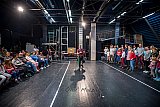 Der Choreograph des Musicals »Oliver!«, Harald Kratochwil, weiht das Publikum in die Geheimnisse des Musicaltanzes ein. - Fotoimpressionen von der 11. Lübecker Theaternacht