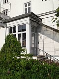 Garten-Seite mit Garteneingangsvestibül und Treppe. - Spätklassizistische Villa von Abriss bedroht - Neubebauung am ZOB