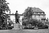 Blick auf den Lindenplatz mit Bismarck-Denkmal vor der Villa, 1950er Jahre - Spätklassizistische Villa von Abriss bedroht - Neubebauung am ZOB