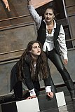 Rachel Behringer (Lucentio), 
Alina Rank (Tranio )

Foto: Kerstin Schomburg - Der Widerspenstigen Zähmung - William Shakespeare in den Kammerspielen