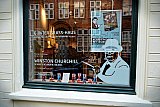 Schaufenster Günter Grass-Haus in der Glockengießerstraße - Winston Churchill Ausstellungseröffnung