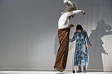 Andreas Hutzel (weißes Kaninchen),
Astrid Färber (Alice) - Tiefgründiges Musical im Theater Lübeck: Alice