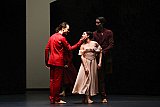 Alyosa Forlini, Gisela de Paz Solvas, Richard Jones, hinten: Fem Rosa Has - Geliebte Clara – eine aufwühlende Ballettschöpfung in Schwerin
