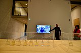 Christian Jankowski und Noura Dirani besichtigen die Arbeit: Smell Maneuver - „Hello Lübeck“ - Eine Ausstellung im Wandel in der Kunsthalle St. Annen