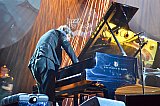 Wollny bearbeitet seinen Steinway selbst im Stehen - JazzBaltica am Freitag: Peter Somuah Quartett und Michael Wollny Trio