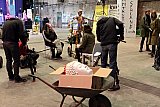 Ein klärendes Gespräch zum Thema verrückter Buddhakopf. - Jonathan Meese performt in der Kulturwerft Gollan in Lübeck