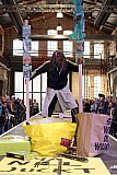 Jonathan Meese performt in der Kulturwerft Gollan in Lübeck