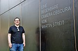 Der Künstler Martin Streit vor seiner Camera Obscura - Open-Air-Kunst für alle in Lübeck
