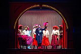 Andrea Stadel (Valencienne), Chor des Theater Lübeck
- Zur Spielzeiteröffnung im Theater Lübeck eine „Lustige Witwe“ im Waschsalon