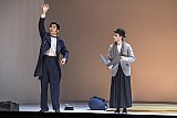 Yoonki Baek (B. F. Pinkerton, Leutnant), Noah Schaul (Goro, Heiratsvermittler) - Madame Butterfly im Theater Lübeck