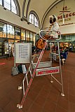 Im Lübecker Hauptbahnhof - Ein Stuhl im Irgendwo - Mittendrin Lübeck