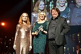 Hauptdarstellerin maija Tuokko holt den Publikumspreis ab. - 61. Nordische Filmtage Lübeck - Die Filmpreis-Gala 2019