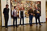 Die Musiker von SYNTHESIA vor dem Gemälde von Susanne Kandt-Horn 'Eines Tages werden die Menschen wie Brüder sein' - Perspektivwechsel. Kunst nach 1945 aus den Sammlungen der Kunsthallen in Lübeck und Rostock