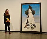 Melanie Ohst vor dem Gemälde 'Black and White von Björn Buch' - Perspektivwechsel. Kunst nach 1945 aus den Sammlungen der Kunsthallen in Lübeck und Rostock