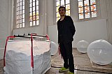 Juan Ricaurte-Riveros inmitten seiner Saatgut-Installation - „Like a Prayer“ in der Petrikirche