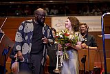 Dirigent Vimbayi Kaziboni und Solistin Lucienne Renaudin Vary - SHMF: 25. Leonard Bernstein Award geht an die Trompeterin Lucienne Renaudin Vary