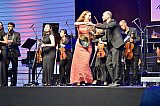 Solistin und Dirigent tanzen Samba - Mozart in Havanna - SHMF zu Gast in der Travemünder Böbs Werft