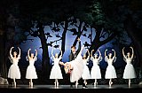 Alexey Irmatov (James), Emma Lucibello (Die Sylphide), Ensemble - „La Sylphide“ im Theater Lübeck