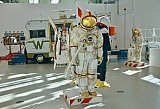 Welcome Center mit Raumanzügen und Mobiler Quarantäneeinrichtung - Tom Sachs: Space Program in den Deichtorhallen Hamburg