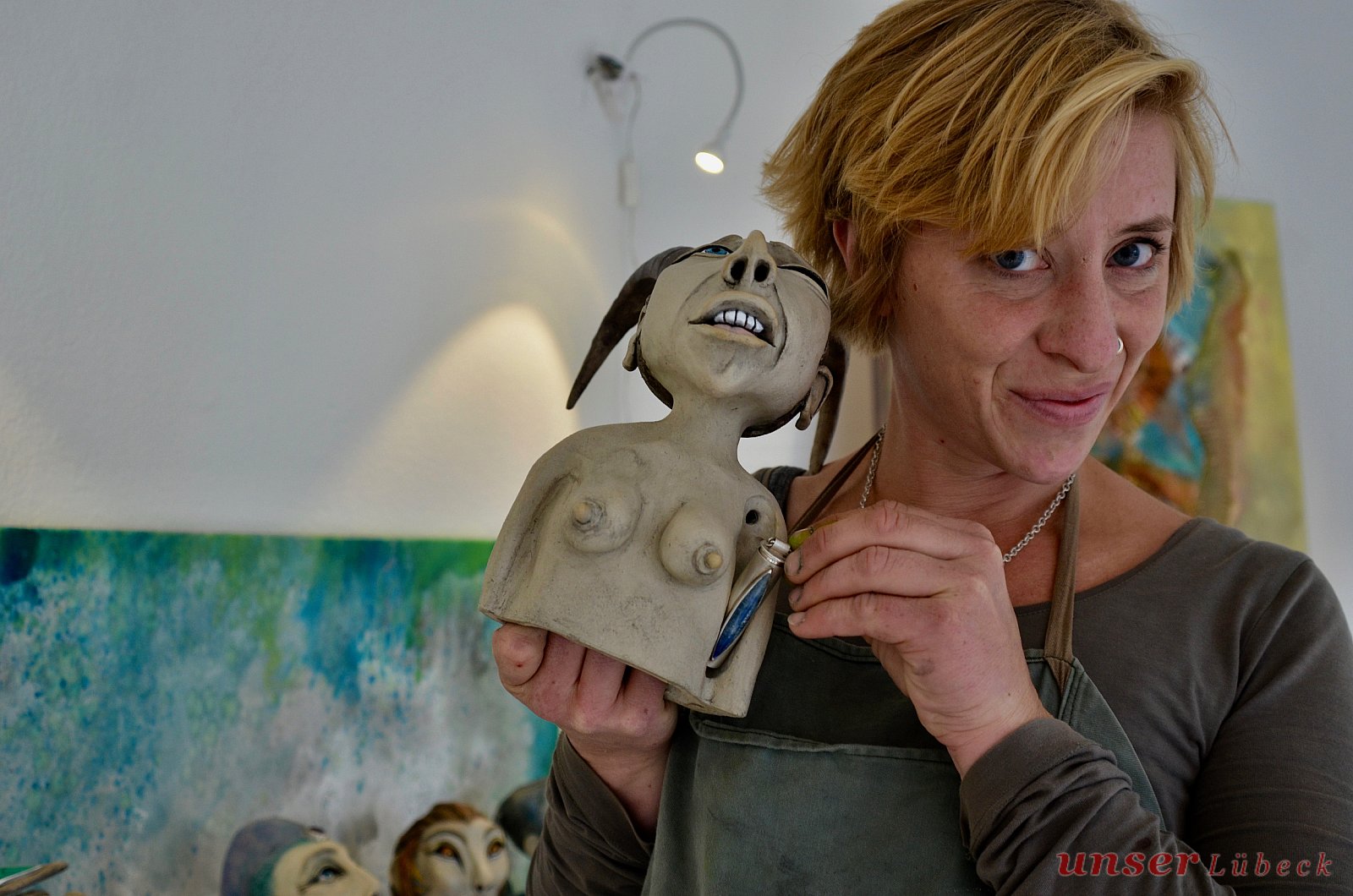 Jana Nitsch in ihrer Pop-Up-Galerie in der Glockengießerstraße - Herbstlicher Kunstspaziergang durch die Lübecker Altstadt
