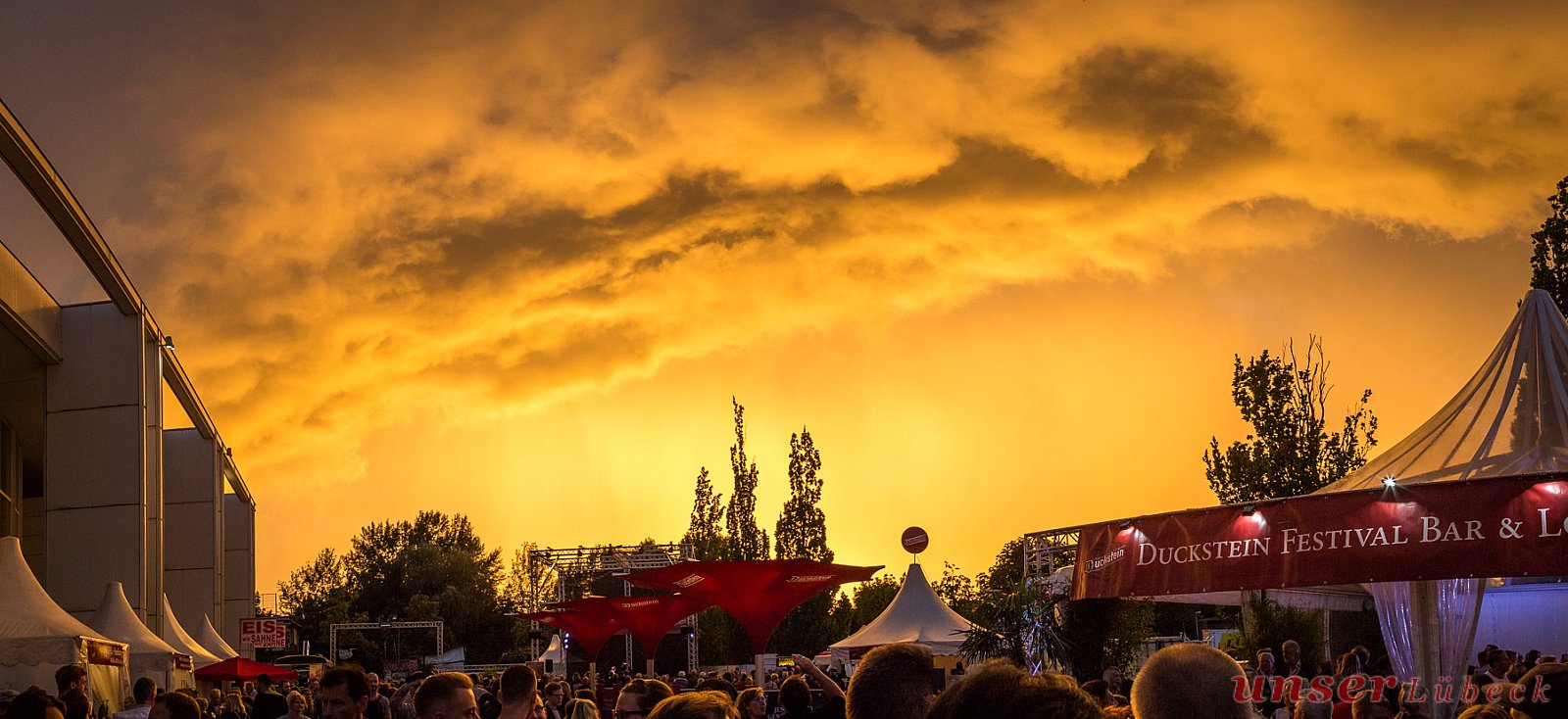 Himmel über dem Duckstein Festival kurz vor einem kleinen Regenschauer zur Goldenen Stunde - Die schönsten Fotos von unseren Lesern 2017