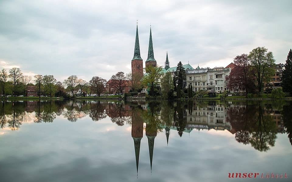 Der Dom zu Lübeck spiegelt sich im Mühlenteich. - Die schönsten Fotos von unseren Lesern
