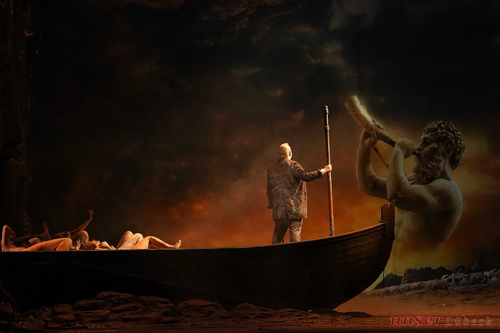 Oper Kiel: Ein verwirrender Abend mit Puccinis Operndrilling „Il ...