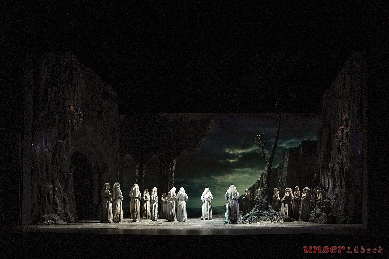 Oper Kiel: Ein verwirrender Abend mit Puccinis Operndrilling „Il ...