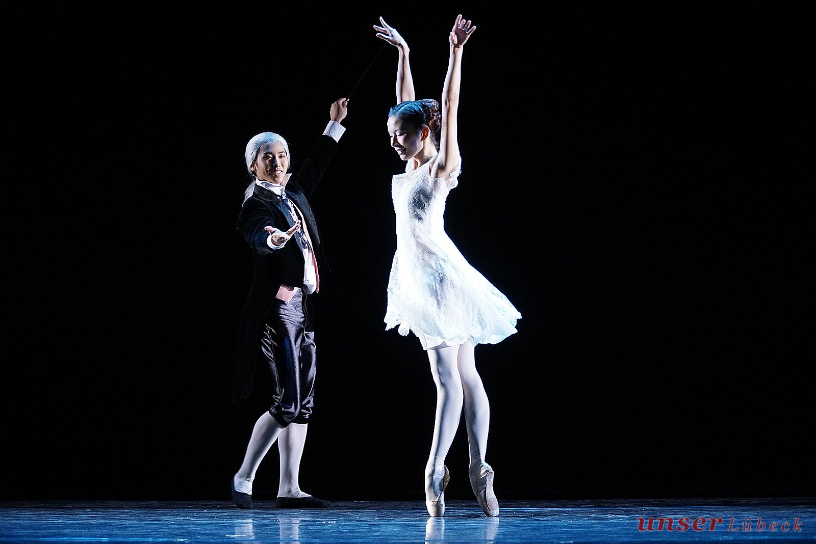 Shizuru Kato (Tanzlehrer), 
Balkiya Zhanburchinova (Julia)

Foto: Olaf Struck - Romeo und Julia - Ballett