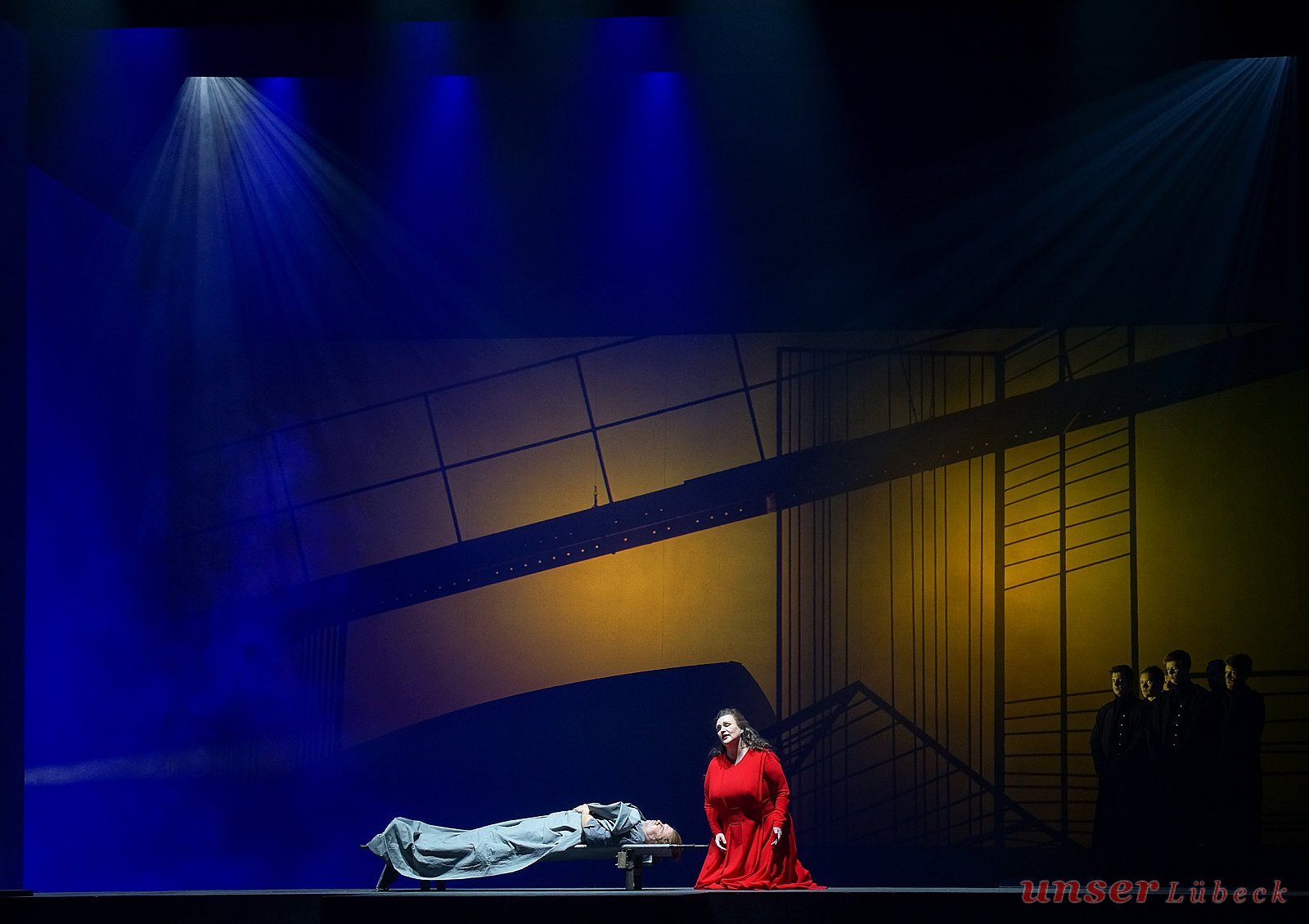 Siegfried (Bradley Daley) | Brünnhilde (Kirsi Tiihonen) | Statisterie - Wagners „Götterdämmerung“ am Theater Kiel