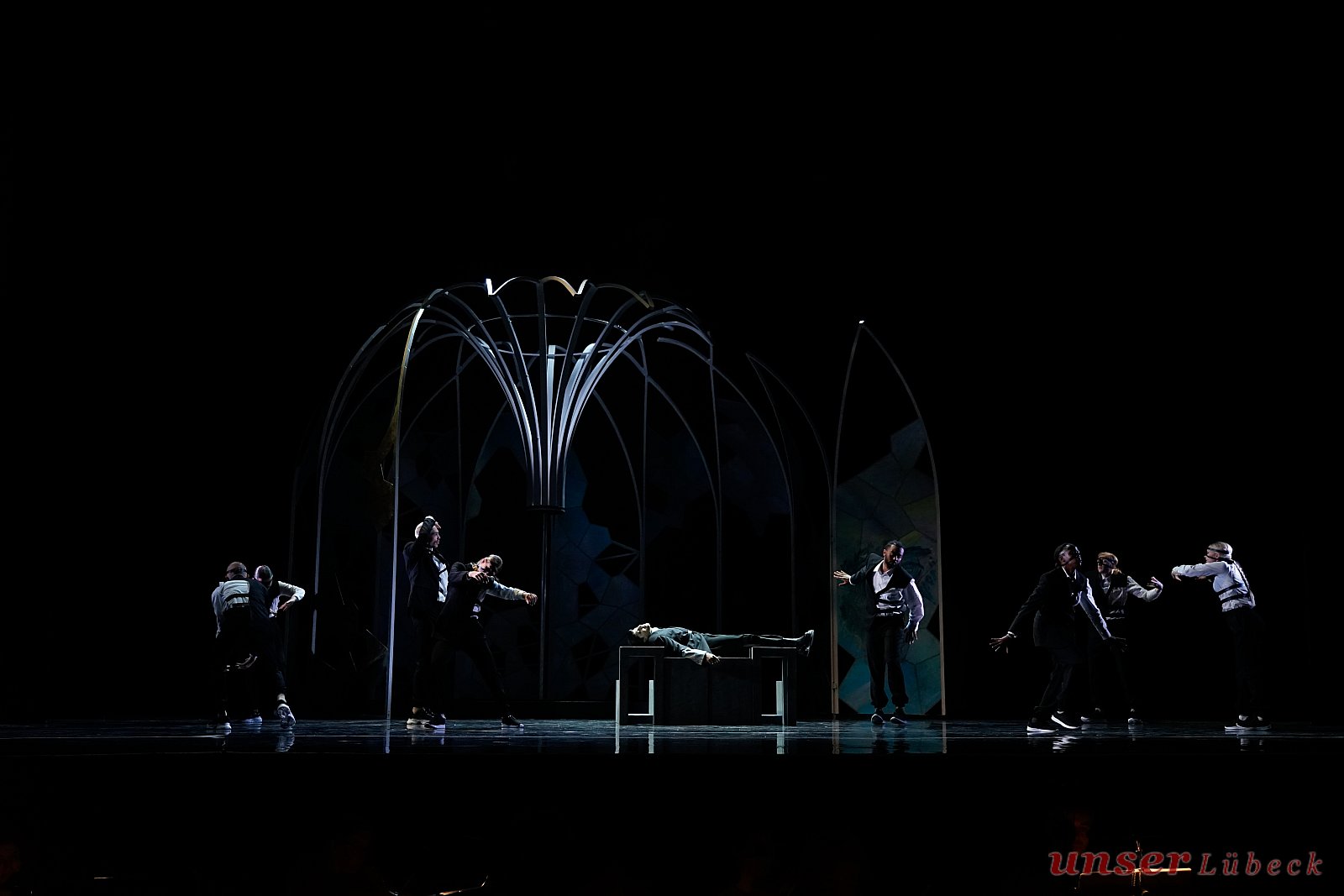 Improvisationskollektiv The Way (Tänzer*innen), Adriana di Paola (Cambise; Mitte liegend) - Alessandro Scarlattis „Il Cambise“ im Theater Kiel